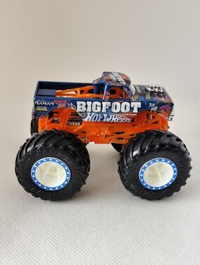 3/$25💙Hot Wheels Monster Jam BIG FOOT 1:64 Plastic Base Truck